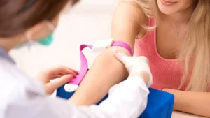 Vérvétel prolaktin vizsgálathoz – női karból vért vesznek a Haller Medicalnál